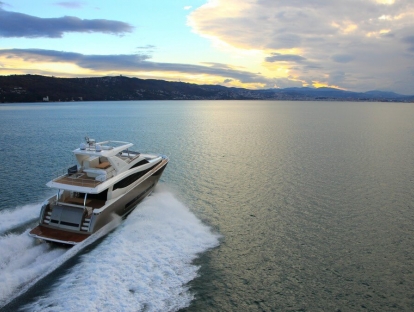 Яхта Prestige 750